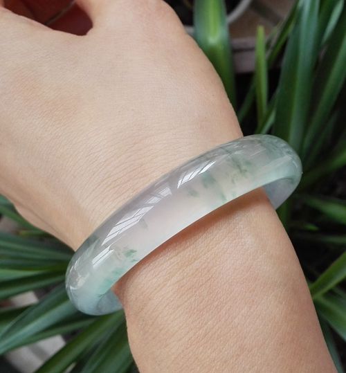 翡翠手镯有小洞是怎么回事啊翡翠手镯有小洞是怎么回事-第1张图片-翡翠网