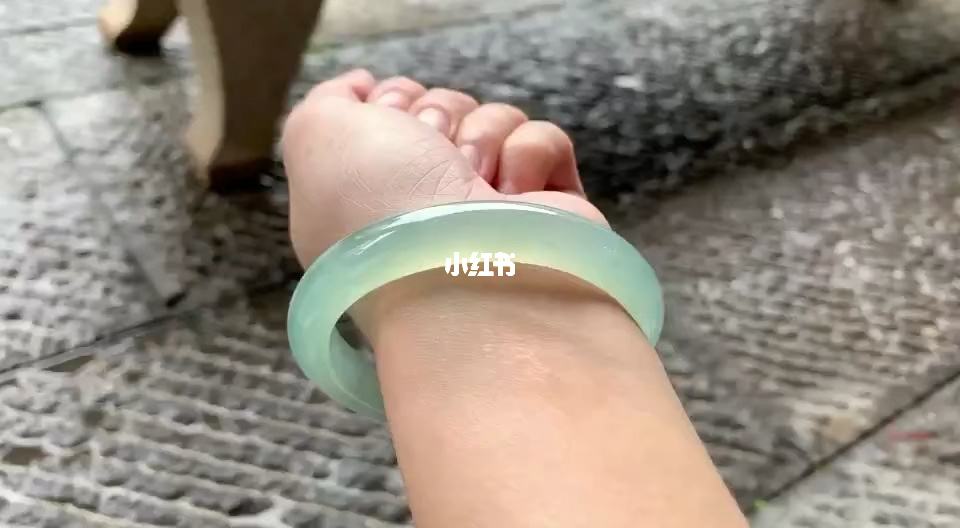 翡翠手镯心玉雕题材,翡翠手镯带心-第1张图片-翡翠网 翡翠手镯心玉雕题材,翡翠手镯带心-第1张图片-翡翠网