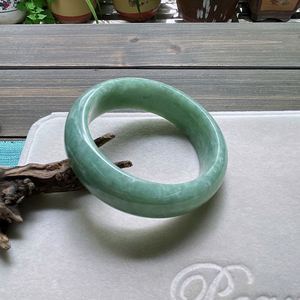 淘宝上一两百的翡翠镯子怎么回事是真的吗,淘宝上一两百的翡翠手镯是什么鬼-第1张图片-翡翠网 淘宝上一两百的翡翠镯子怎么回事是真的吗,淘宝上一两百的翡翠手镯是什么鬼-第1张图片-翡翠网