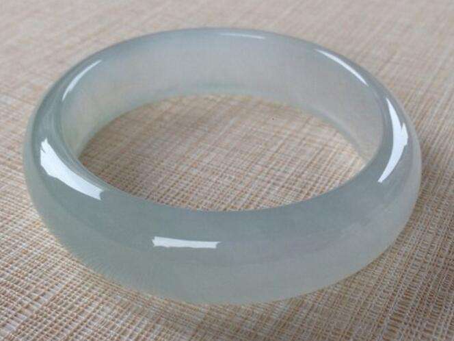 翡翠手镯发灰蓝色含什么金属翡翠手镯发灰蓝色-第1张图片-翡翠网 翡翠手镯发灰蓝色含什么金属翡翠手镯发灰蓝色-第1张图片-翡翠网