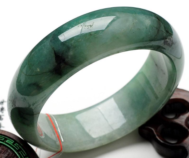 翡翠手镯发灰蓝色含什么金属翡翠手镯发灰蓝色-第2张图片-翡翠网 翡翠手镯发灰蓝色含什么金属翡翠手镯发灰蓝色-第2张图片-翡翠网