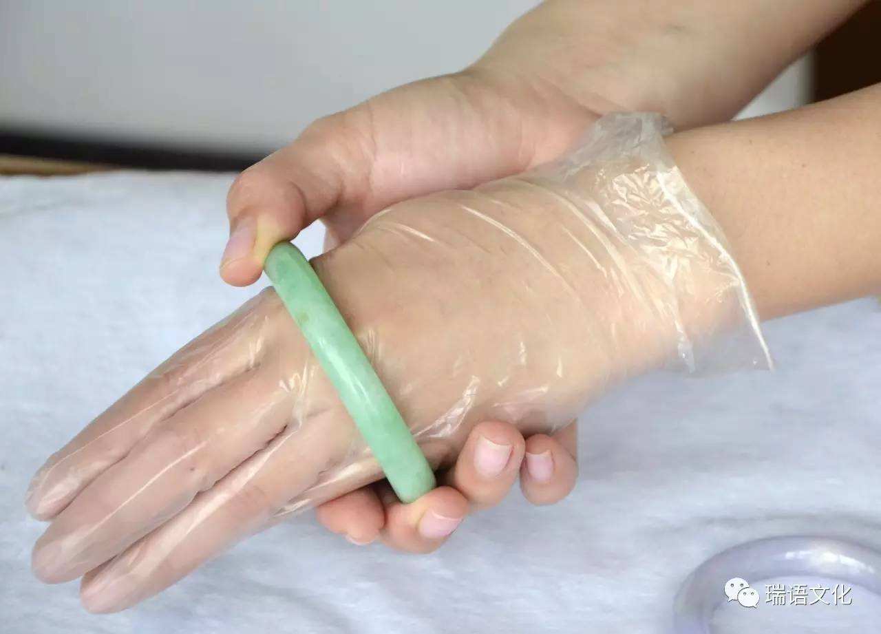 量翡翠手镯用软尺可以量吗的简单介绍-第1张图片-翡翠网