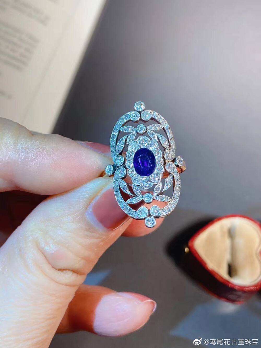 蓝宝石戒指怎么看真假蓝宝石戒指-第1张图片-翡翠网 蓝宝石戒指怎么看真假蓝宝石戒指-第1张图片-翡翠网