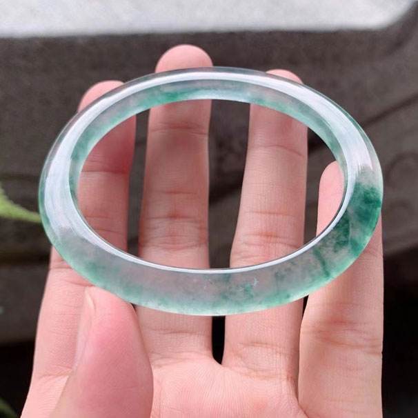 华山论鉴小伙子翡翠手镯视频的简单介绍-第1张图片-翡翠网