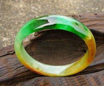 三色翡翠手镯500万三彩翡翠手镯价值千万元的-第2张图片-翡翠网 三色翡翠手镯500万三彩翡翠手镯价值千万元的-第2张图片-翡翠网