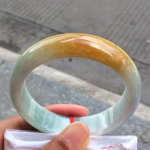 翡翠带一点黄翡手镯,玉手镯上有黄翡一个点-第1张图片-翡翠网