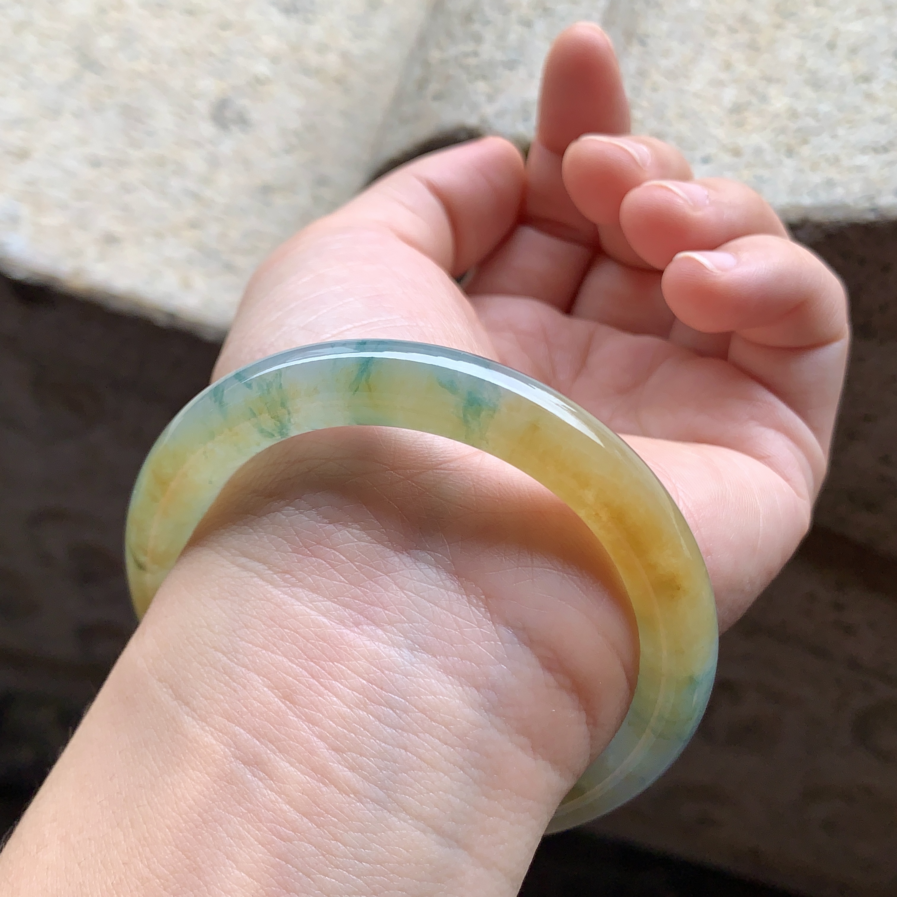 翡翠带一点黄翡手镯,玉手镯上有黄翡一个点-第2张图片-翡翠网