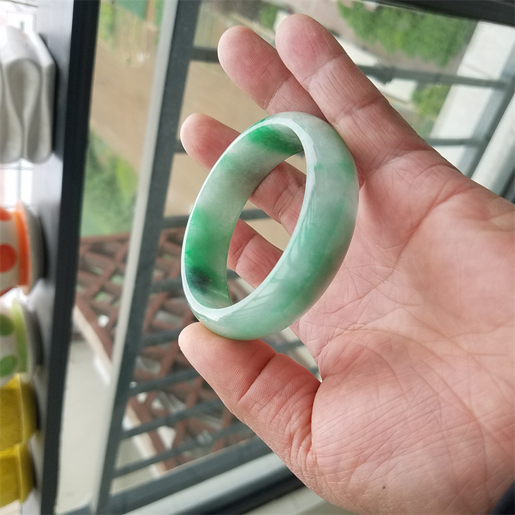 冰绿翡翠手镯价格多少冰绿翡翠手镯价格-第1张图片-翡翠网 冰绿翡翠手镯价格多少冰绿翡翠手镯价格-第1张图片-翡翠网