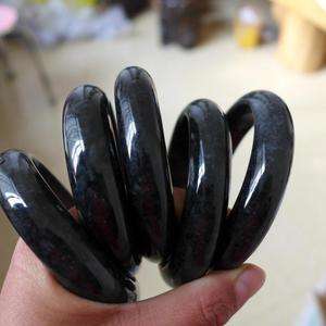 黑色翡翠手镯叫什么,黑绿色玉手镯是什么玉-第1张图片-翡翠网 黑色翡翠手镯叫什么,黑绿色玉手镯是什么玉-第1张图片-翡翠网