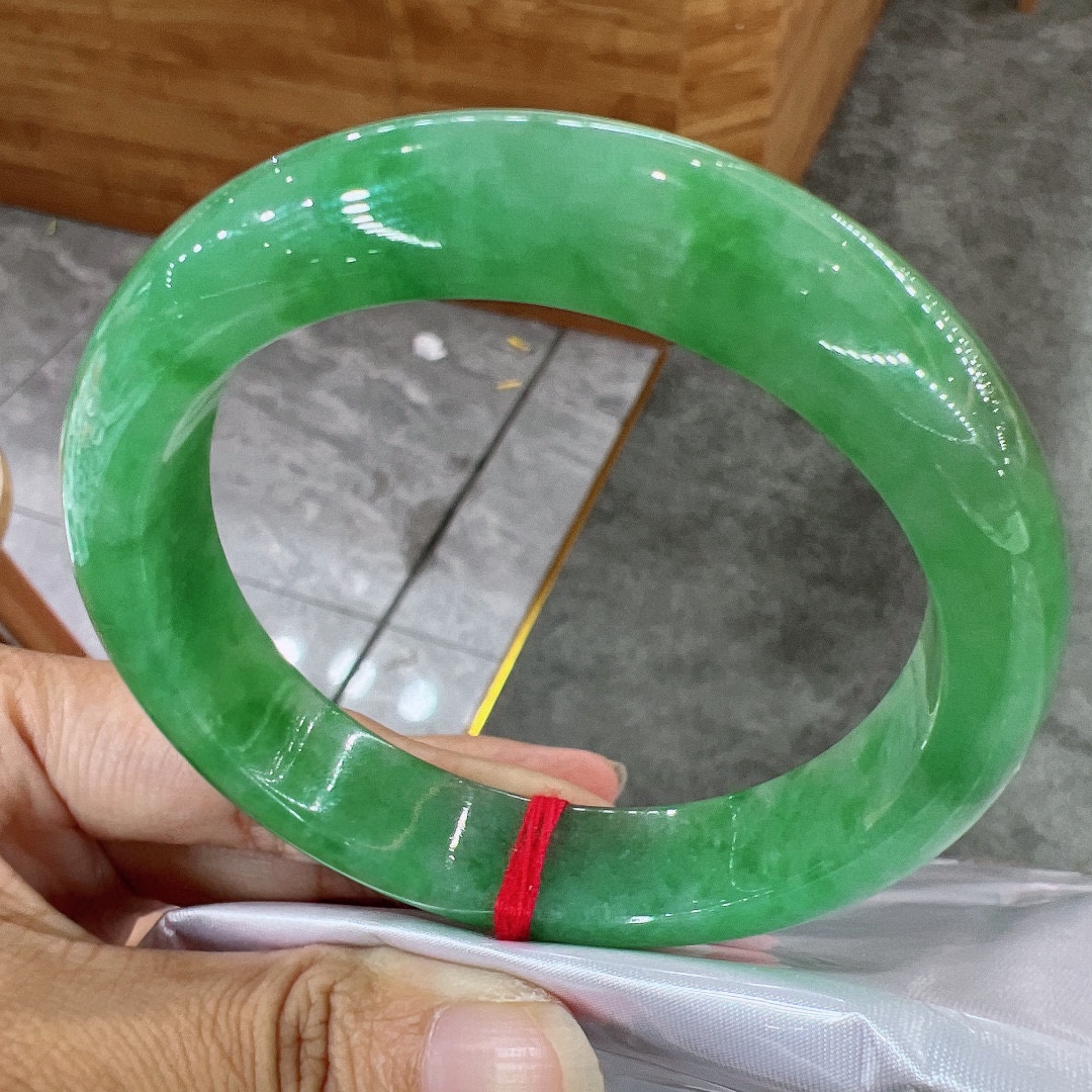 天然绿色翡翠手镯的价钱,天然绿色翡翠手镯的价钱是多少-第1张图片-翡翠网 天然绿色翡翠手镯的价钱,天然绿色翡翠手镯的价钱是多少-第1张图片-翡翠网