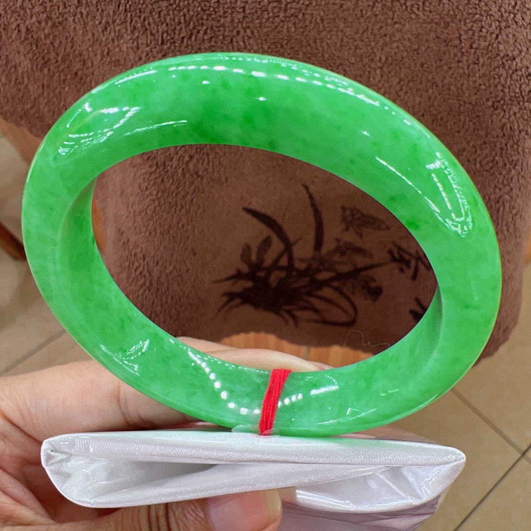 天然绿色翡翠手镯的价钱,天然绿色翡翠手镯的价钱是多少-第2张图片-翡翠网 天然绿色翡翠手镯的价钱,天然绿色翡翠手镯的价钱是多少-第2张图片-翡翠网