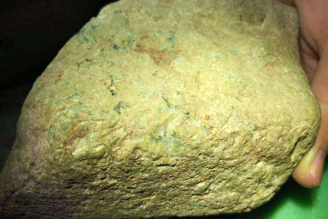 翡翠皮壳知识,翡翠的皮壳种类和识别图片-第1张图片-翡翠网 翡翠皮壳知识,翡翠的皮壳种类和识别图片-第1张图片-翡翠网