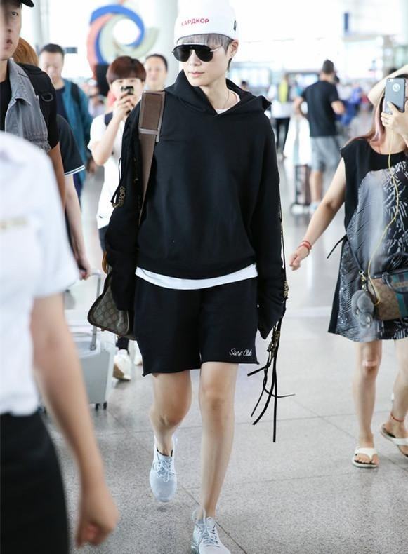 李宇春春晚翡翠知识春晚观众席戴翡翠女的是谁-第2张图片-翡翠网 李宇春春晚翡翠知识春晚观众席戴翡翠女的是谁-第2张图片-翡翠网