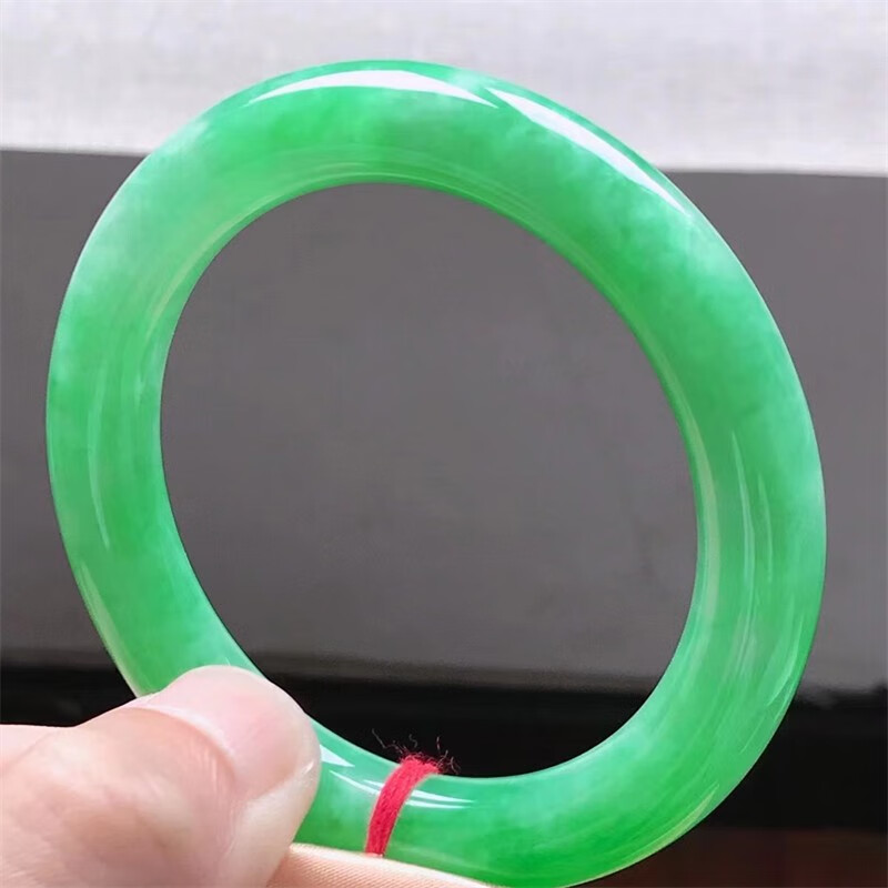 满绿的翡翠挂件值多少钱翡翠手镯满绿拍卖-第2张图片-翡翠网 满绿的翡翠挂件值多少钱翡翠手镯满绿拍卖-第2张图片-翡翠网