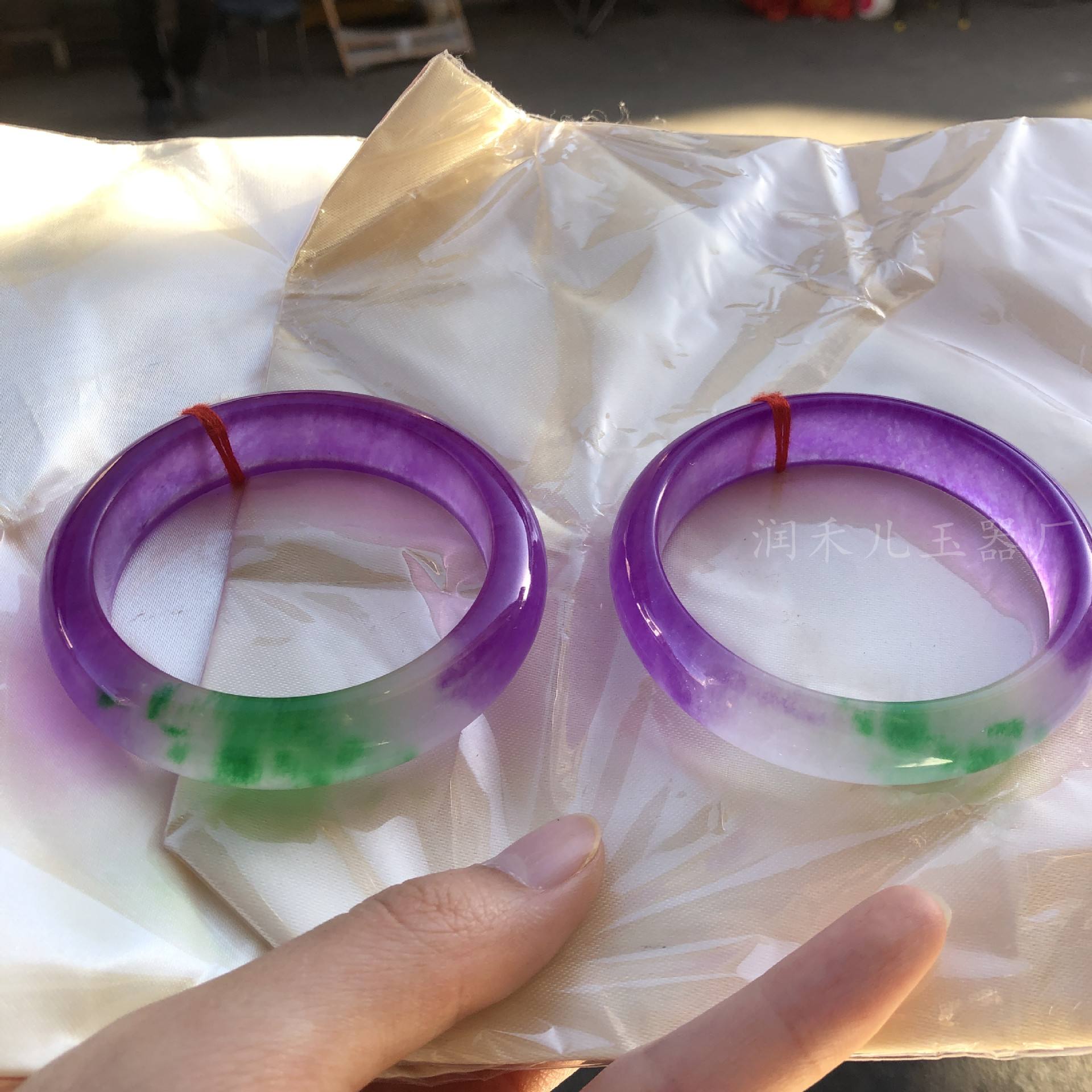 紫色翡翠手镯值不值得入手买,紫色翡翠手镯值不值得入手-第2张图片-翡翠网 紫色翡翠手镯值不值得入手买,紫色翡翠手镯值不值得入手-第2张图片-翡翠网