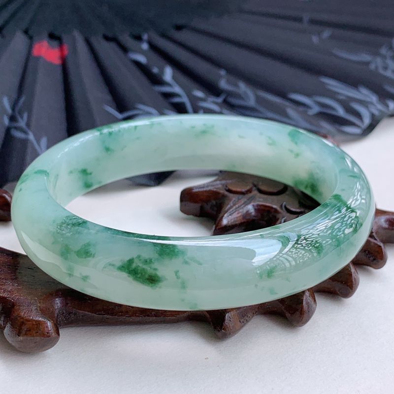 翡翠飘花手镯怎么分色翡翠手镯是飘花好还是纯色好-第1张图片-翡翠网 翡翠飘花手镯怎么分色翡翠手镯是飘花好还是纯色好-第1张图片-翡翠网