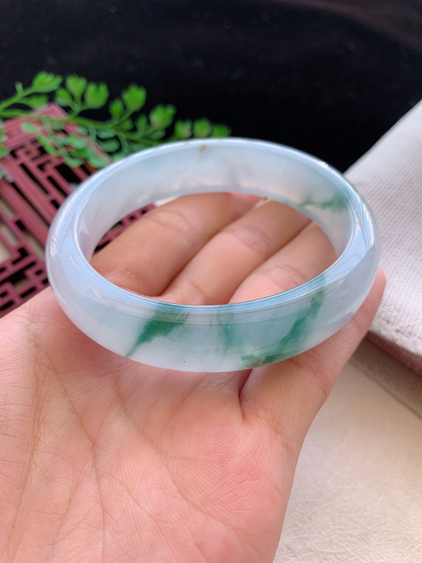 翡翠手镯飘花颜色深怎么办,翡翠飘花手镯带灰斑