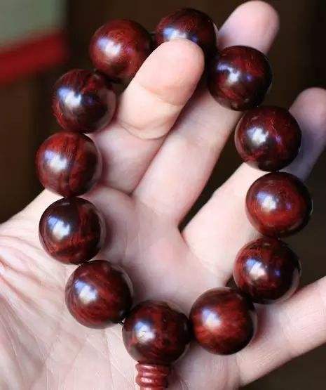 紫檀木鉴别翡翠知识,紫檀木怎么样才能辨别出来-第1张图片-翡翠网 紫檀木鉴别翡翠知识,紫檀木怎么样才能辨别出来-第1张图片-翡翠网