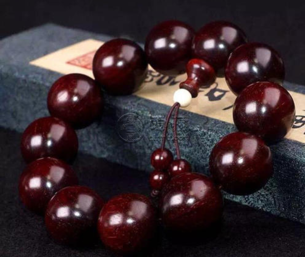 紫檀木鉴别翡翠知识,紫檀木怎么样才能辨别出来-第2张图片-翡翠网 紫檀木鉴别翡翠知识,紫檀木怎么样才能辨别出来-第2张图片-翡翠网