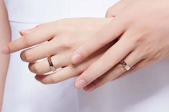 戒指的寓意,5个手指戴戒指的寓意-第2张图片-翡翠网 戒指的寓意,5个手指戴戒指的寓意-第2张图片-翡翠网