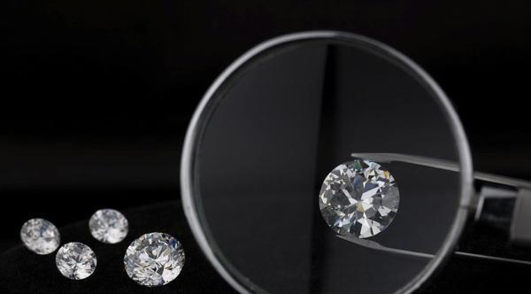 无色锆石与钻石区别锆石和钻石有什么不一样-第2张图片-翡翠网