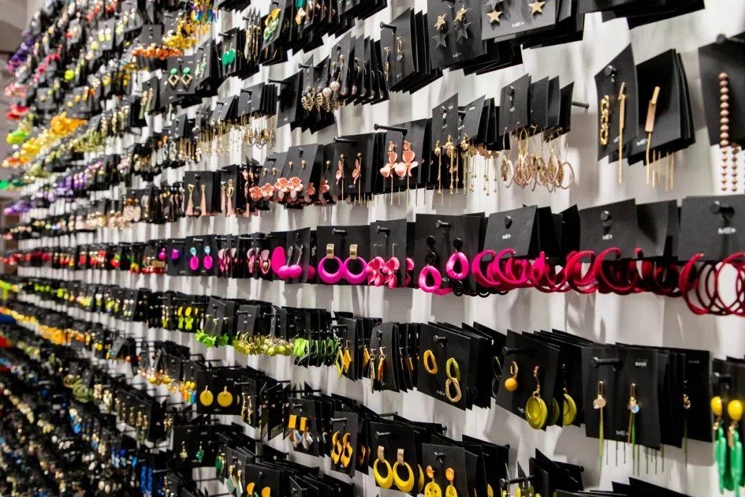 小饰品店十大排名比较出名的小饰品店-第1张图片-翡翠网 小饰品店十大排名比较出名的小饰品店-第1张图片-翡翠网