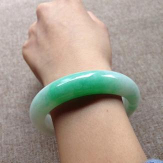 想买一个翡翠手镯又怕被骗南博会买翡翠手镯靠谱吗-第1张图片-翡翠网 想买一个翡翠手镯又怕被骗南博会买翡翠手镯靠谱吗-第1张图片-翡翠网