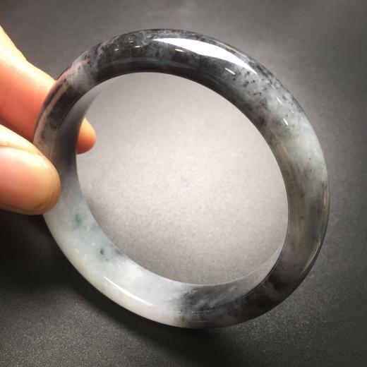 乌鸡翡翠手镯真能避邪吗,女人戴乌鸡镯子真的会很辟邪吗