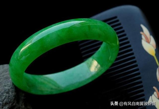 怎么辩真假翡翠手镯如何分辨真假翡翠手镯-第1张图片-翡翠网 怎么辩真假翡翠手镯如何分辨真假翡翠手镯-第1张图片-翡翠网