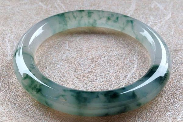 玻璃假翡翠鉴别知识大全,玻璃假翡翠鉴别知识-第2张图片-翡翠网 玻璃假翡翠鉴别知识大全,玻璃假翡翠鉴别知识-第2张图片-翡翠网