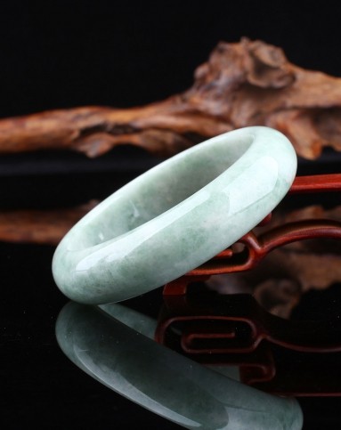 豆种翡翠手镯一般多少钱,豆种翡翠手镯一般多少钱一克-第1张图片-翡翠网 豆种翡翠手镯一般多少钱,豆种翡翠手镯一般多少钱一克-第1张图片-翡翠网