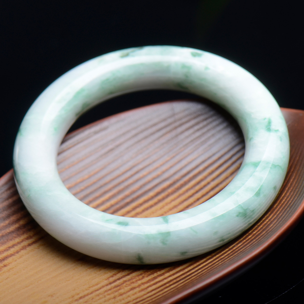 豆种翡翠手镯一般多少钱,豆种翡翠手镯一般多少钱一克-第2张图片-翡翠网 豆种翡翠手镯一般多少钱,豆种翡翠手镯一般多少钱一克-第2张图片-翡翠网