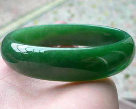 翡翠手镯干燥了怎么办小妙招,翡翠手镯干燥了怎么办-第1张图片-翡翠网 翡翠手镯干燥了怎么办小妙招,翡翠手镯干燥了怎么办-第1张图片-翡翠网