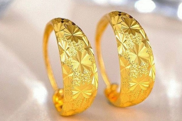 金耳环大概多少钱,金耳环大概多少钱一个-第1张图片-翡翠网 金耳环大概多少钱,金耳环大概多少钱一个-第1张图片-翡翠网