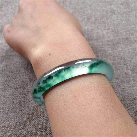 翡翠手镯造假手段层出不穷翡翠手镯造假手段层出不穷是真的吗-第1张图片-翡翠网 翡翠手镯造假手段层出不穷翡翠手镯造假手段层出不穷是真的吗-第1张图片-翡翠网