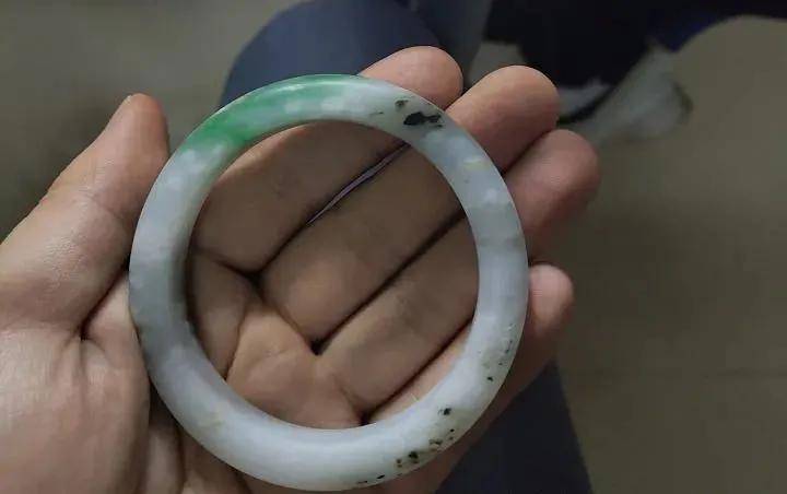 翡翠手镯变色过程翡翠手镯变色过程视频-第1张图片-翡翠网