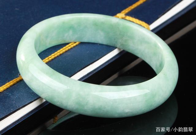 豆种翡翠手镯好吗玉手镯豆种是不是最差的-第1张图片-翡翠网 豆种翡翠手镯好吗玉手镯豆种是不是最差的-第1张图片-翡翠网