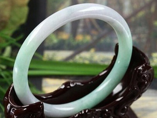 带酒窝的翡翠手镯带酒窝的翡翠手镯值钱吗-第1张图片-翡翠网 带酒窝的翡翠手镯带酒窝的翡翠手镯值钱吗-第1张图片-翡翠网