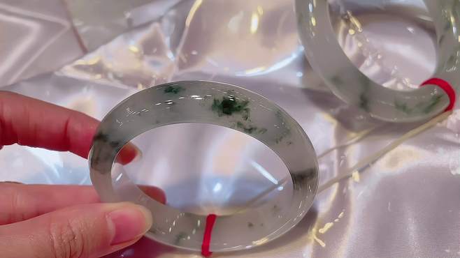 带酒窝的翡翠手镯带酒窝的翡翠手镯值钱吗-第2张图片-翡翠网 带酒窝的翡翠手镯带酒窝的翡翠手镯值钱吗-第2张图片-翡翠网